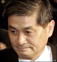 Dr Hwang Woo-suk arriving at court on 20 June 2006